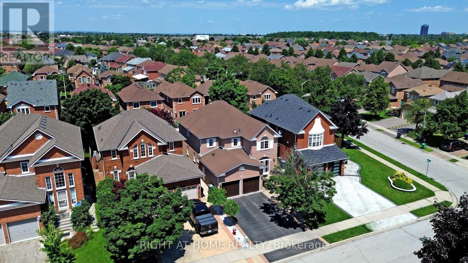 102 Mullis Crescent, Brampton, Ontario  L6Y 4T1 - Photo 2 - W12334754