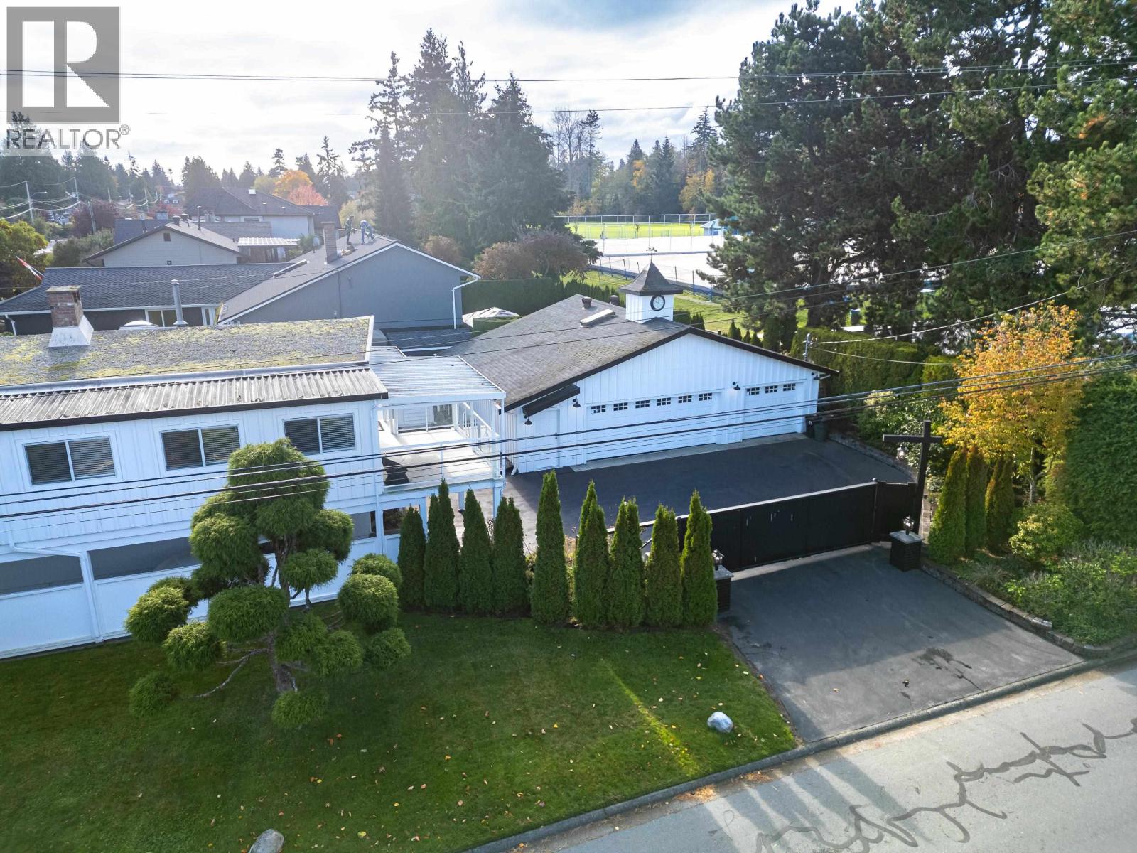 Property at 395 52 STREET image 3