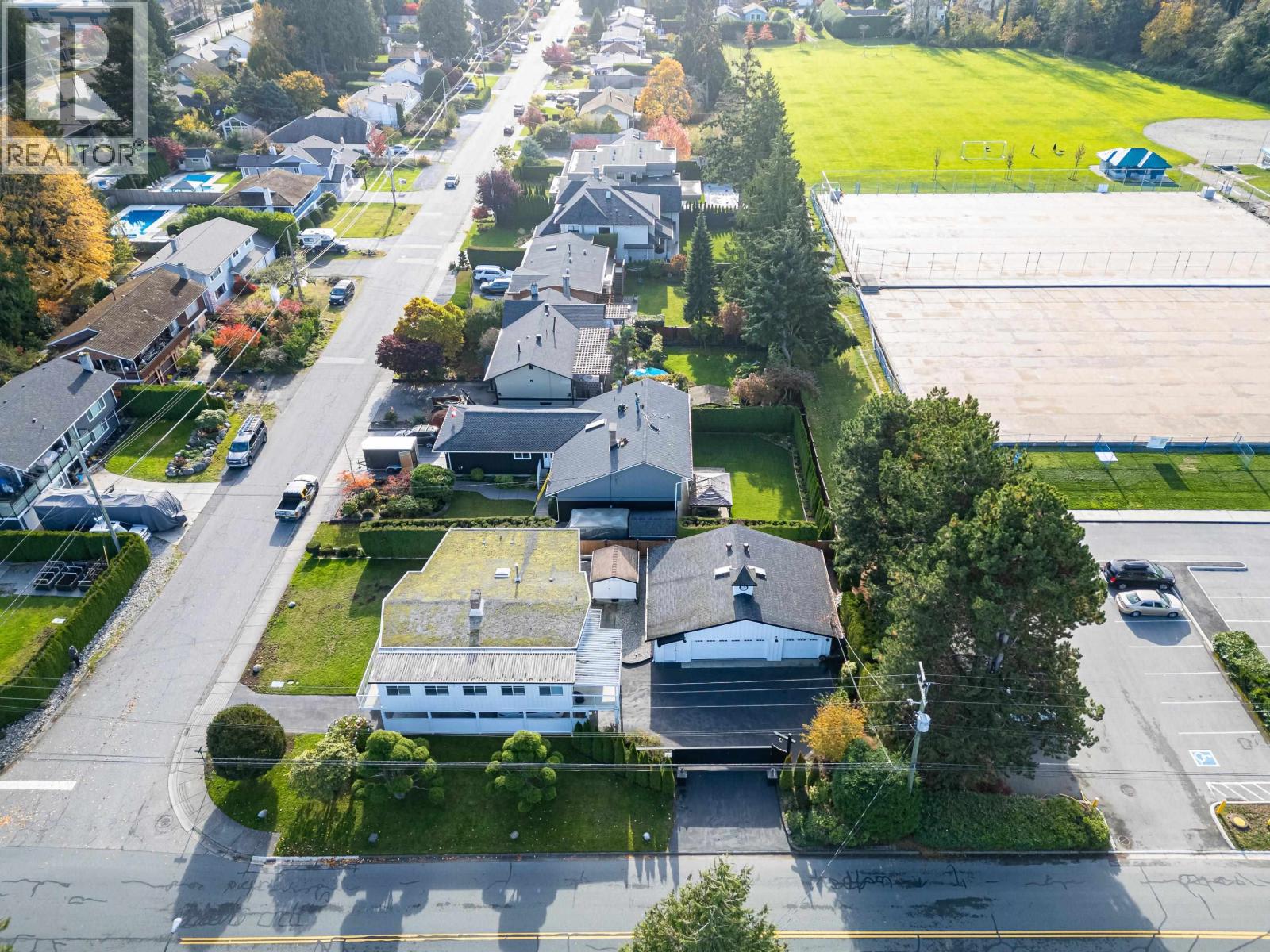 Property at 395 52 STREET image 2