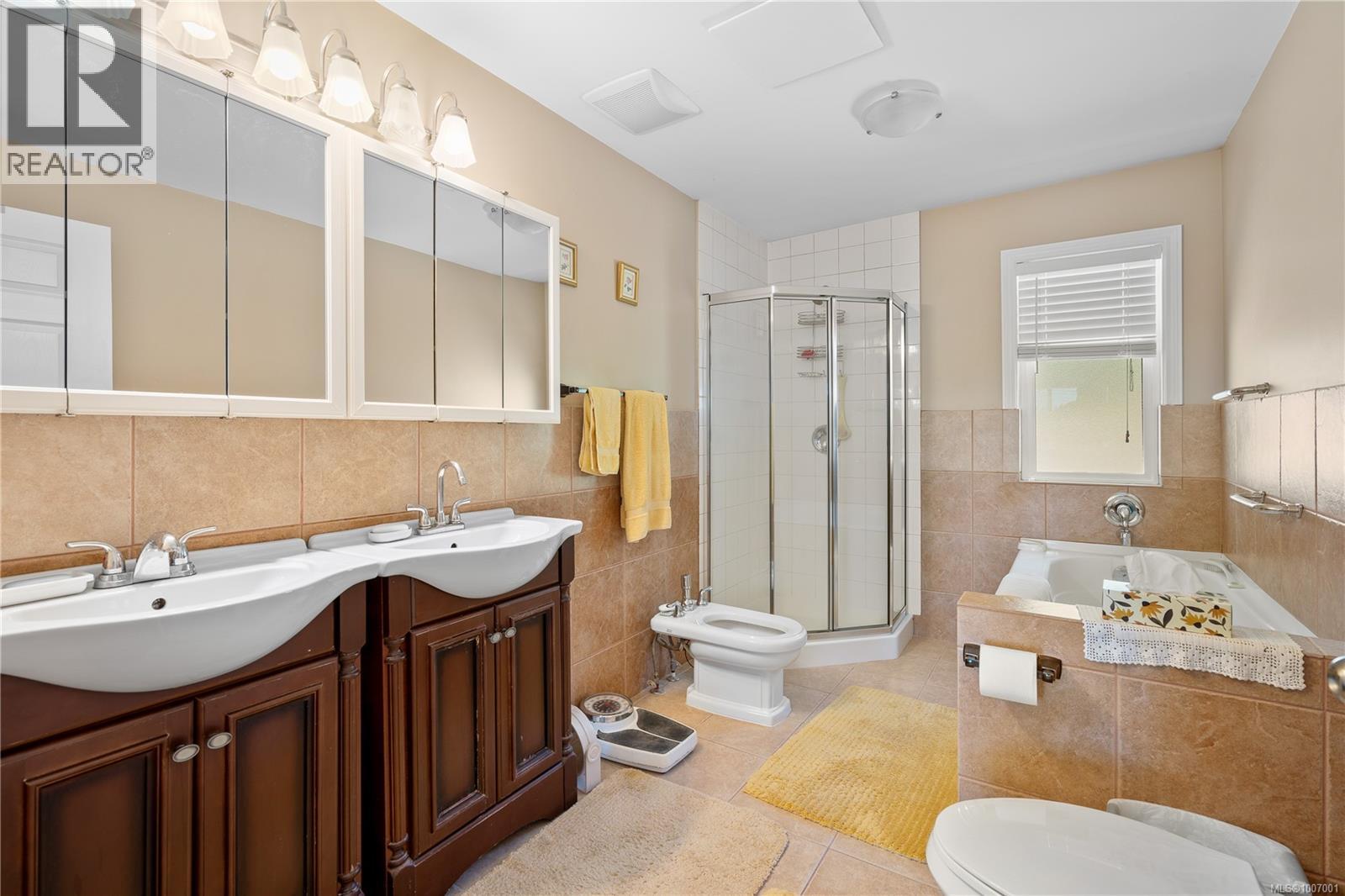Property at 854 Royal Oak Ave image 5