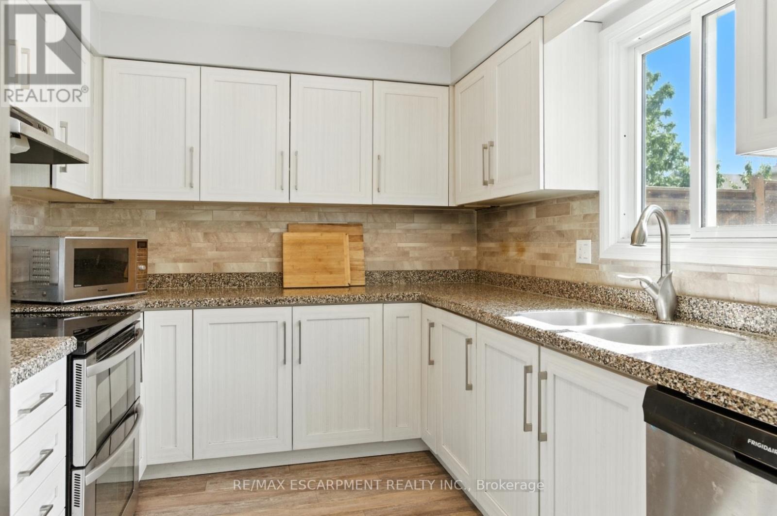 580 Deerhurst Drive, Burlington (Appleby), Ontario  L7L 5W4 - Photo 7 - W12378195