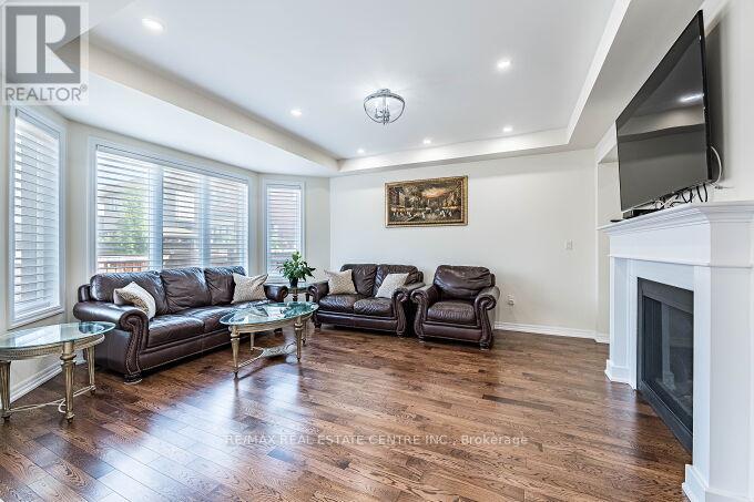 323 Harold Dent Trail, Oakville, Ontario  L6M 1R3 - Photo 11 - W12378219