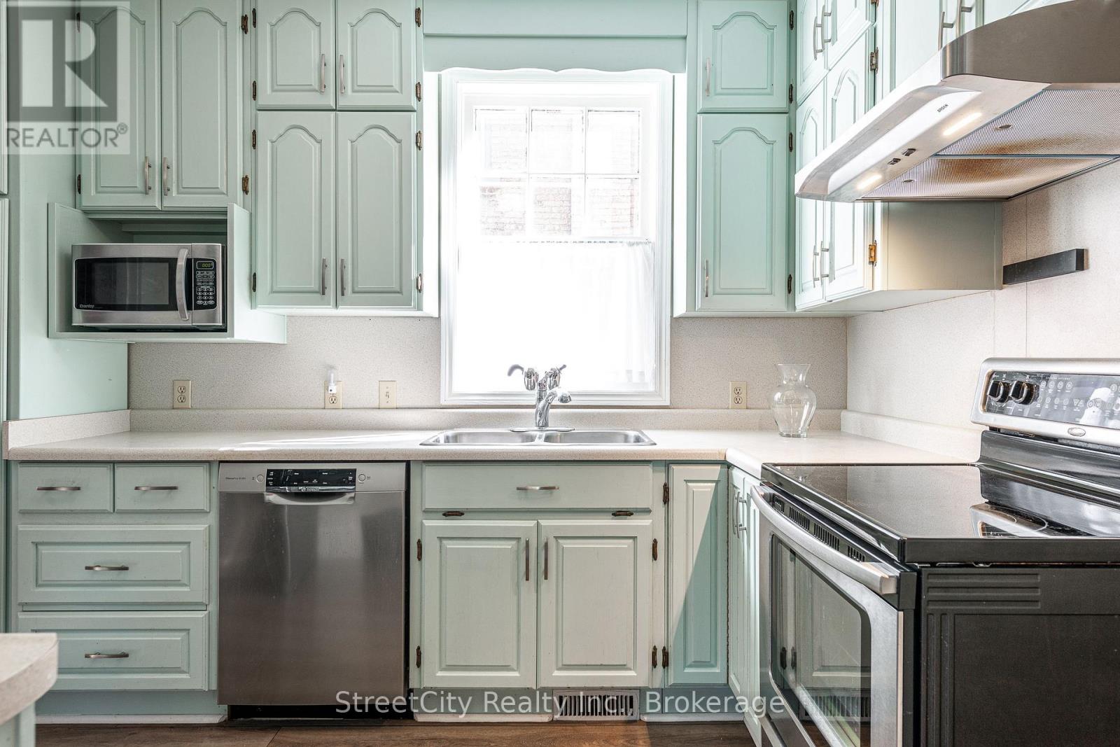 208 Birmingham Street, Stratford, Ontario  N5A 2T4 - Photo 15 - X12378469