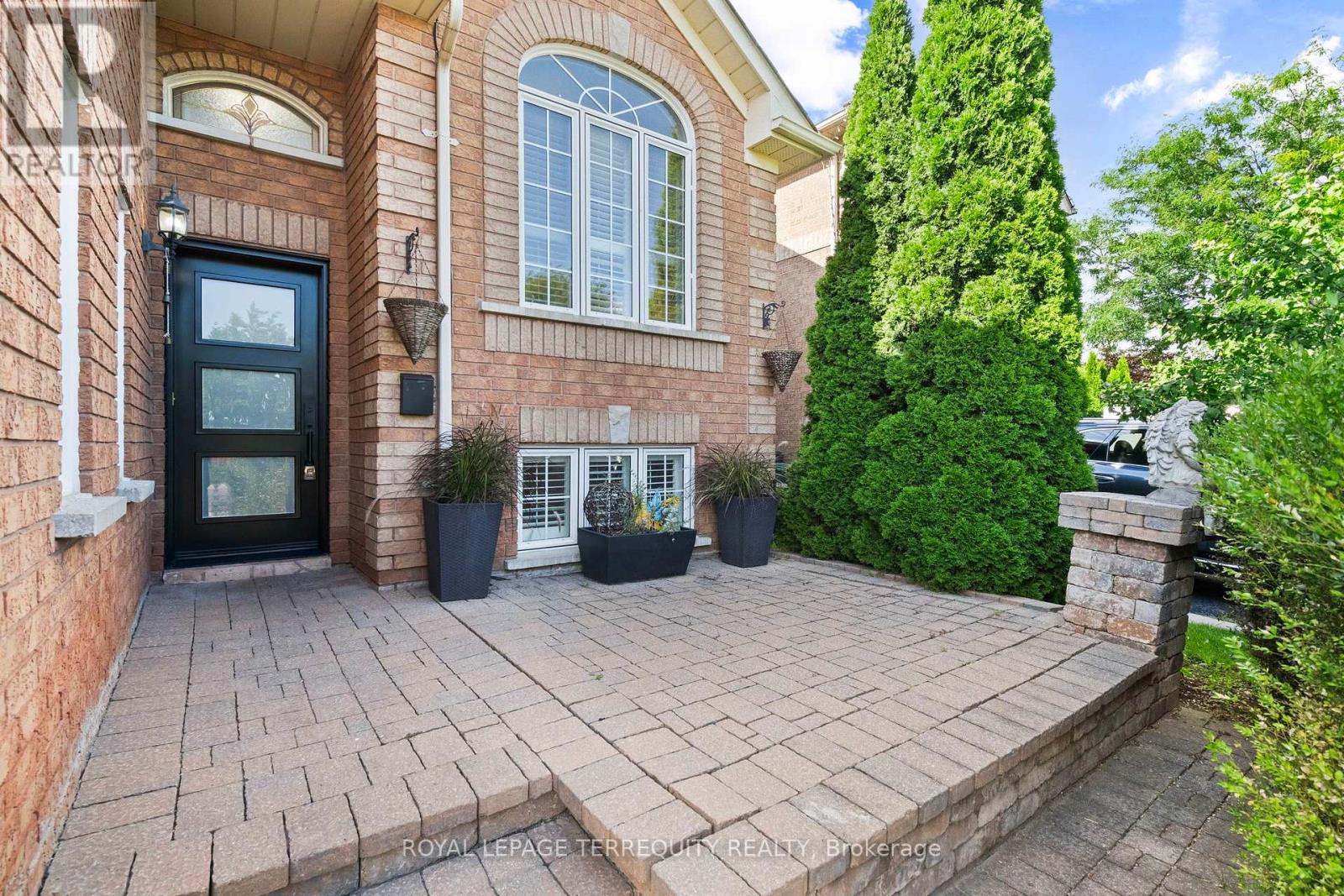 118 Van Scott Drive, Brampton, Ontario  L7A 1N4 - Photo 4 - W12378406
