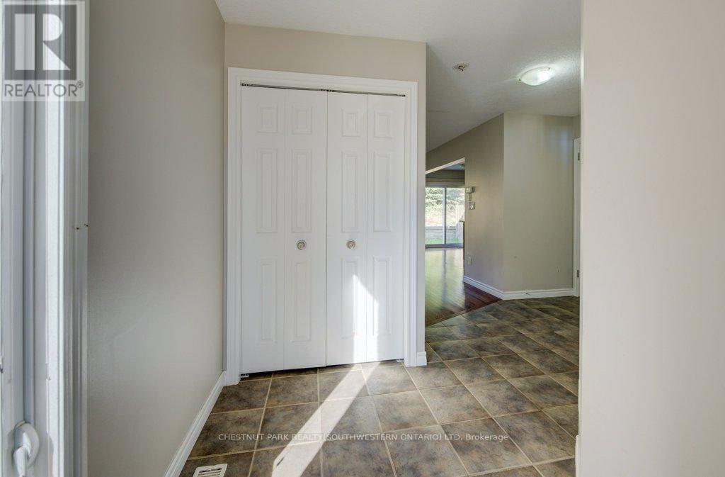 404 Tealby Crescent, Waterloo, Ontario  N2J 4Y8 - Photo 6 - X12378292