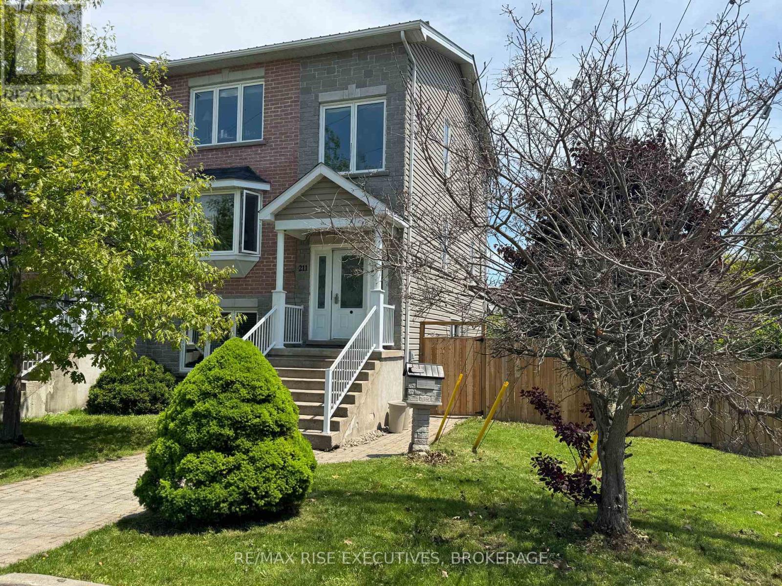 211 Oak Street, Gananoque, Ontario  K7G 2R5 - Photo 2 - X12378660