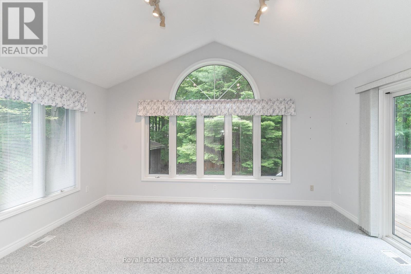 25 Stonehedge Close, Gravenhurst, Ontario  P1P 1Y7 - Photo 14 - X12378586