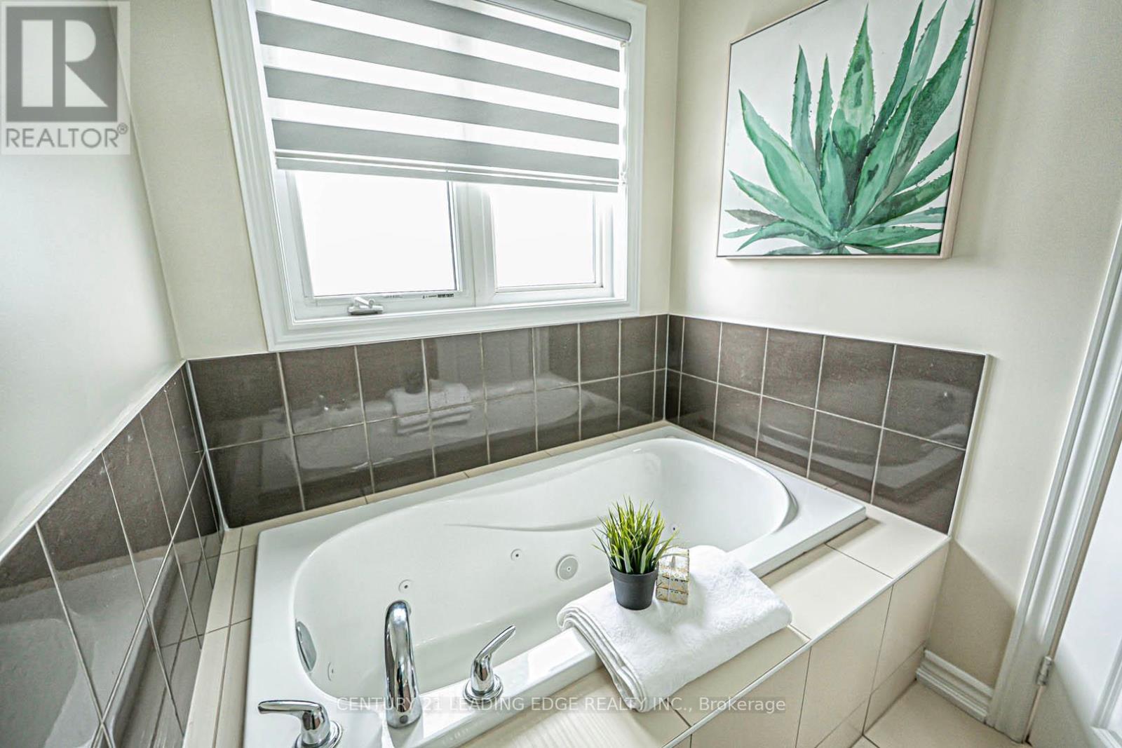 87 Ridge Gate Crescent, East Gwillimbury (Mt Albert), Ontario  L0G 1M0 - Photo 28 - N12378474