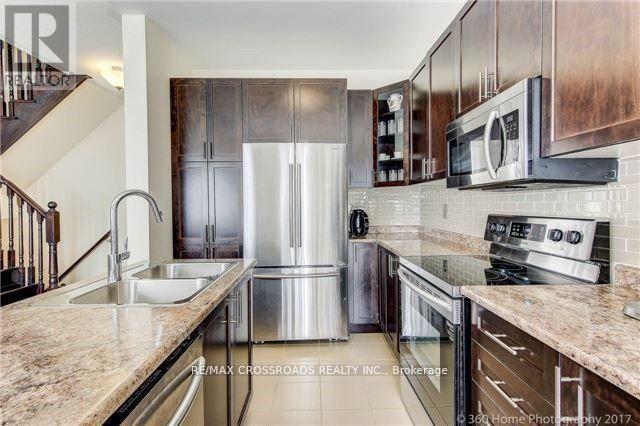 205 Laker Court, Newmarket, Ontario  L3X 0J5 - Photo 5 - N12378509