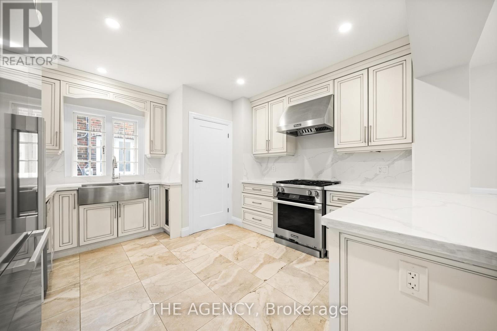 44 Elderwood Drive, Toronto, Ontario  M5P 1X1 - Photo 10 - C12378610