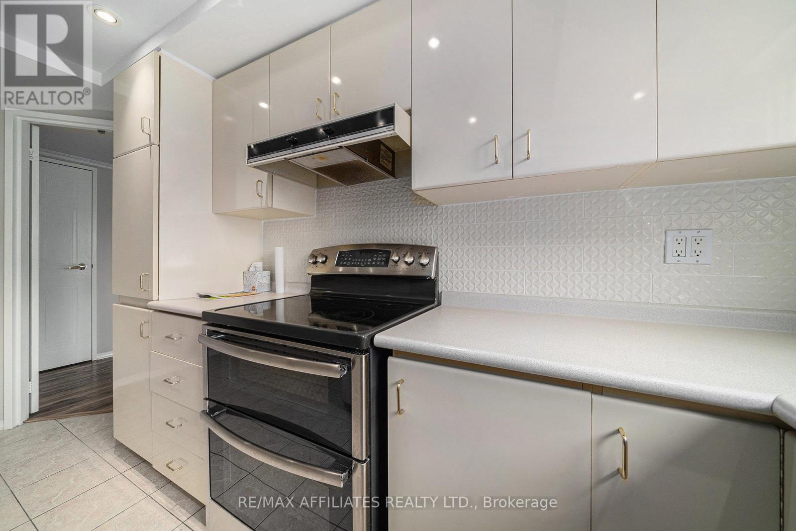 211 - 1705 Playfair Drive, Ottawa, Ontario  K1H 8P6 - Photo 8 - X12378789