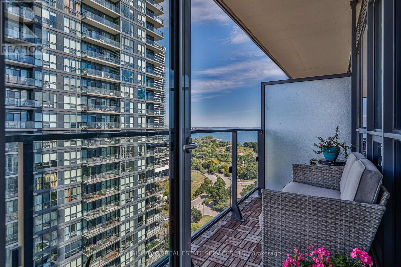 2310 - 2212 Lake Shore Boulevard W, Toronto (Mimico), Ontario  M8V 0C2 - Photo 11 - W12378580