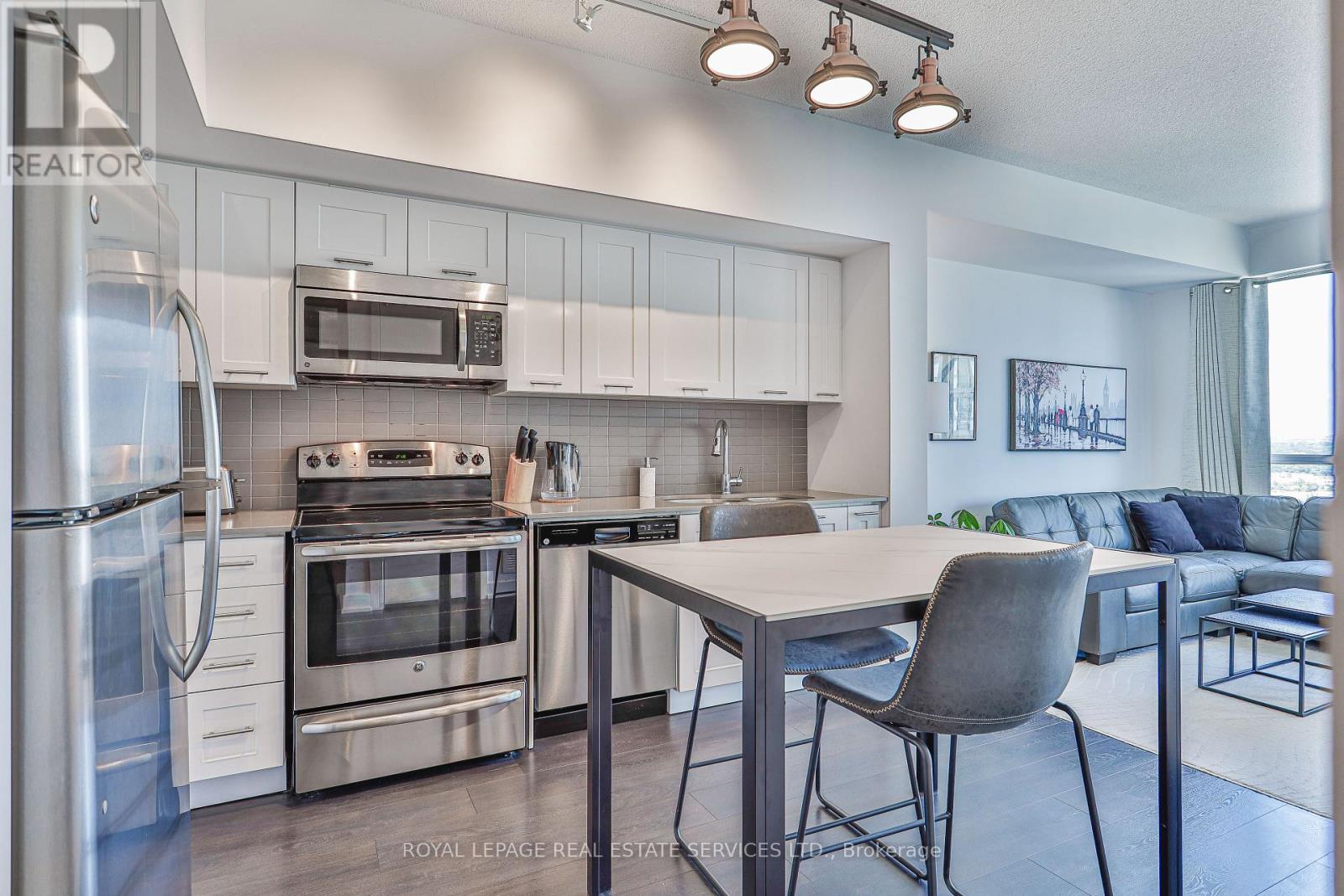 2310 - 2212 Lake Shore Boulevard W, Toronto (Mimico), Ontario  M8V 0C2 - Photo 3 - W12378580