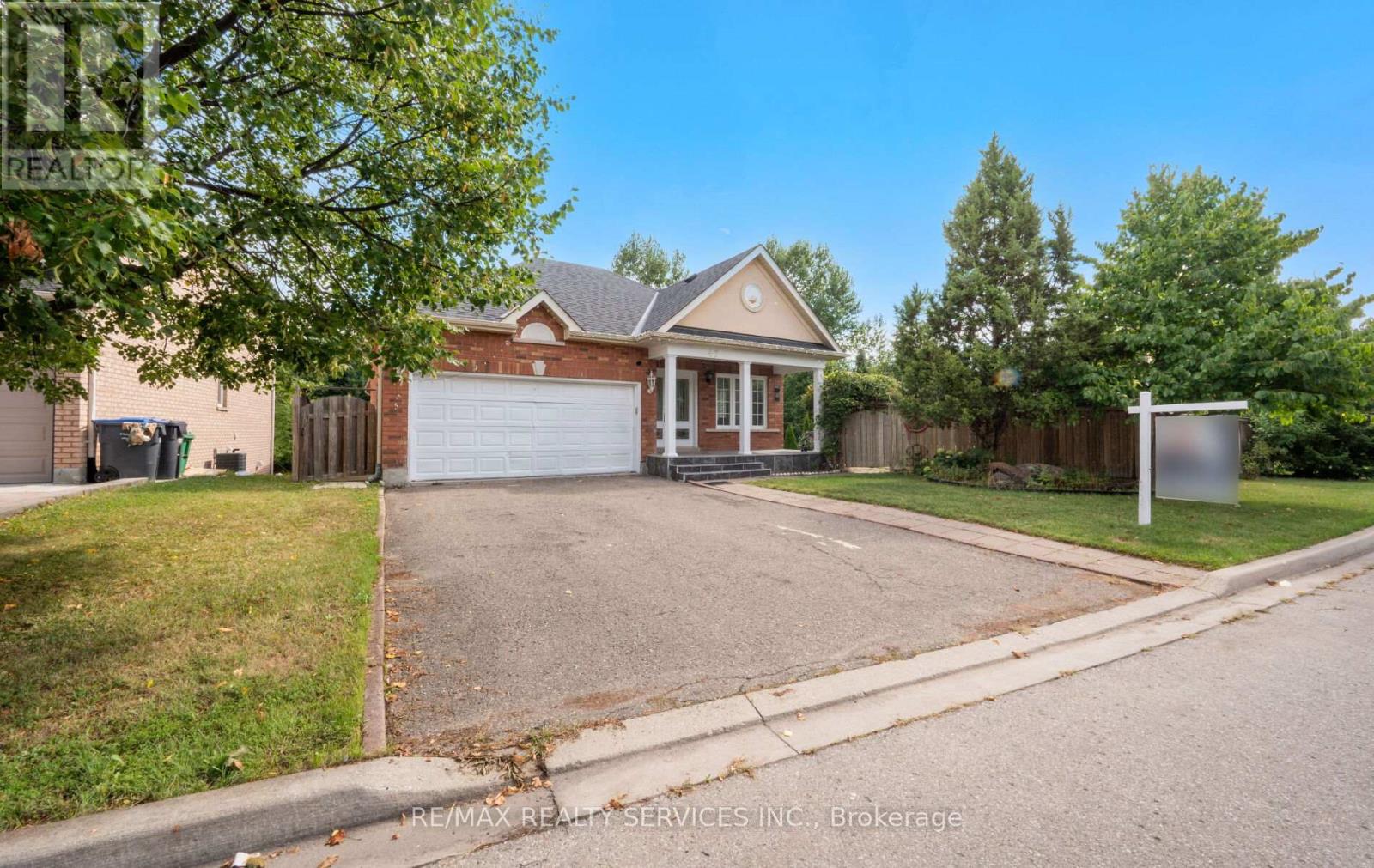 47 Echoridge Drive, Brampton, Ontario  L7A 3K8 - Photo 3 - W12378693