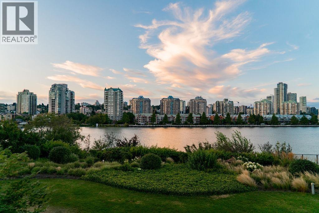 305 210 Salter Street, New Westminster, British Columbia  V3M 0J9 - Photo 2 - R3043151