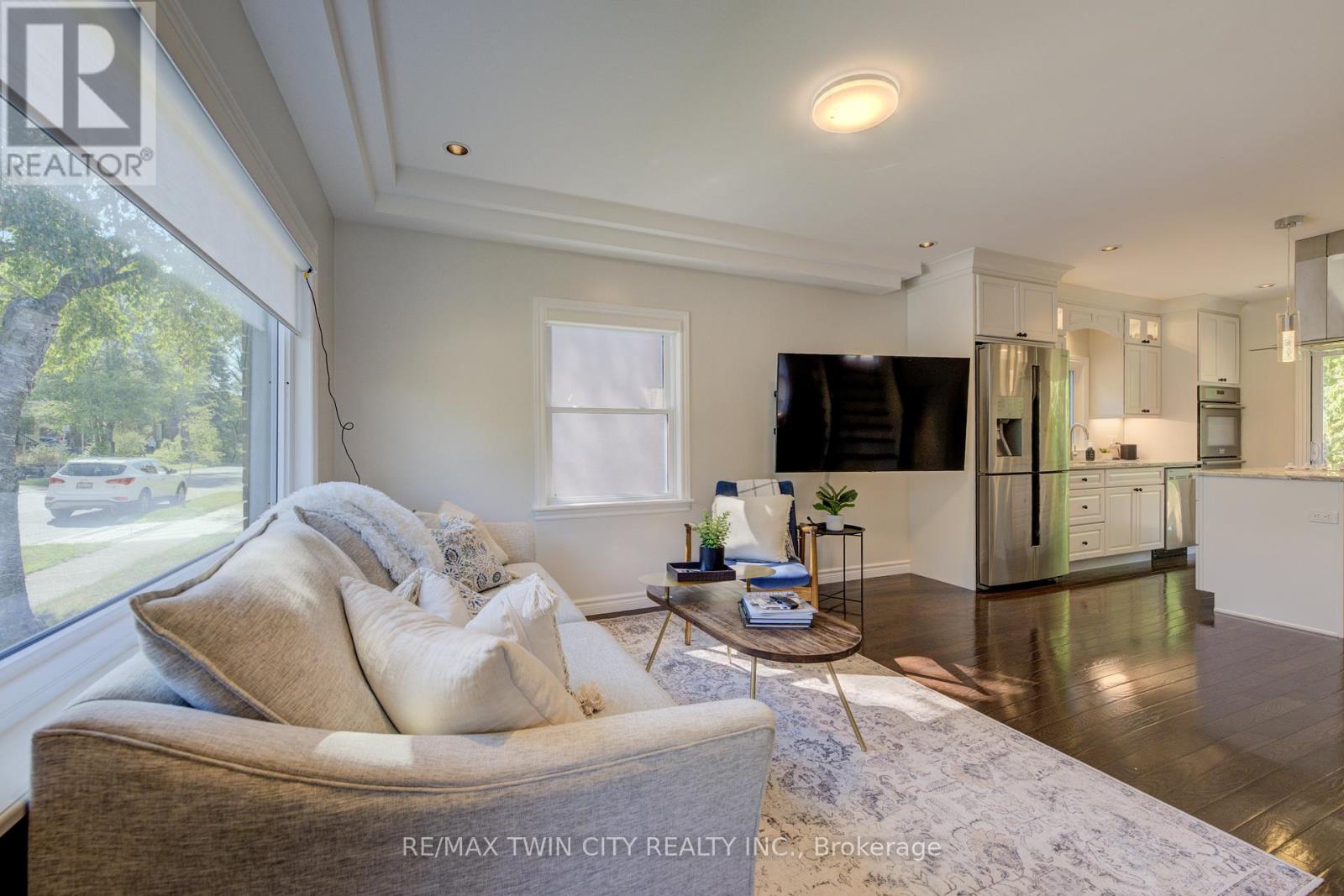19 Dunbar Road N, Waterloo, Ontario  N2L 2C8 - Photo 6 - X12378644