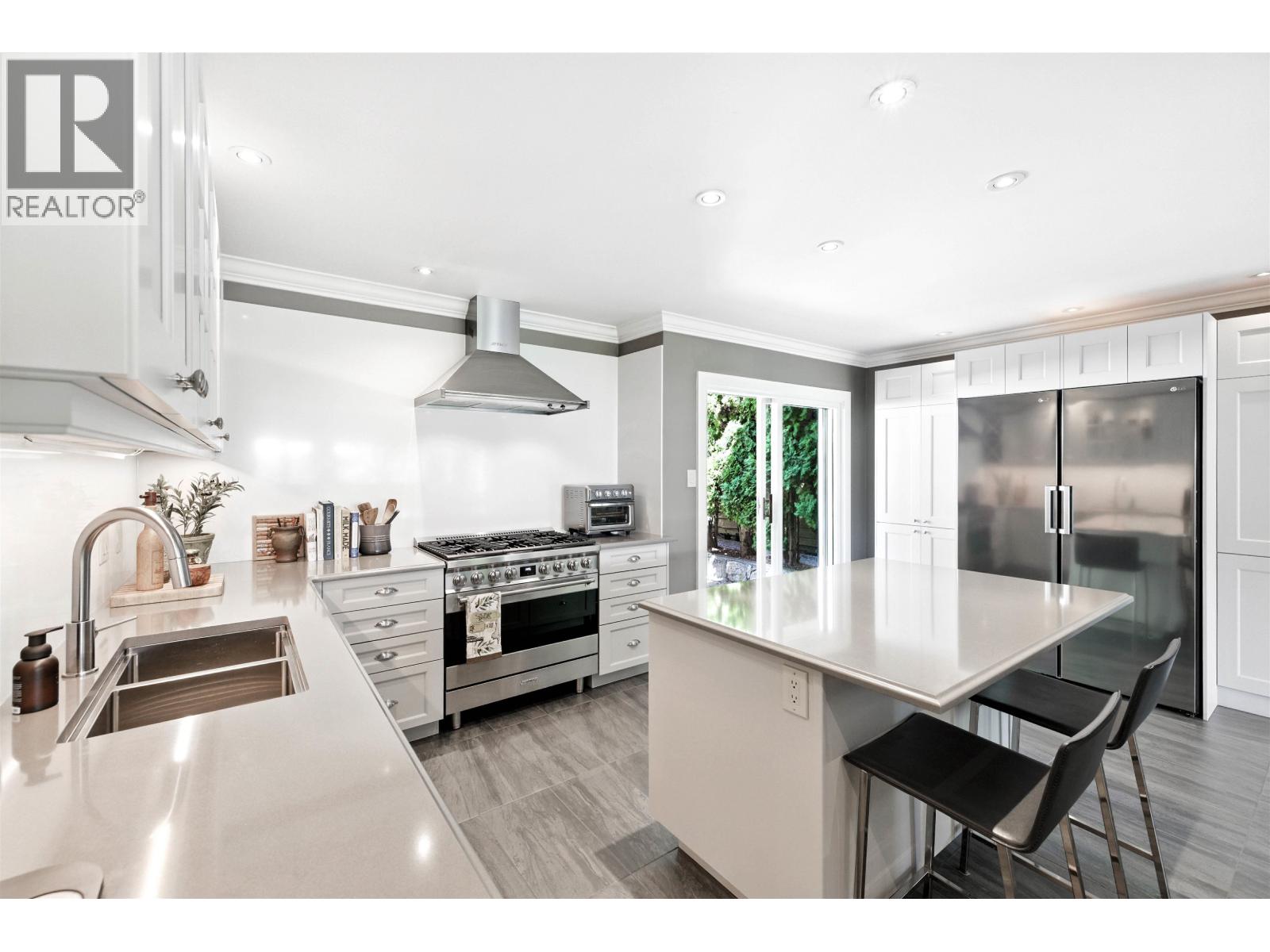 4817 MEADFEILD ROAD, West Vancouver, British Columbia