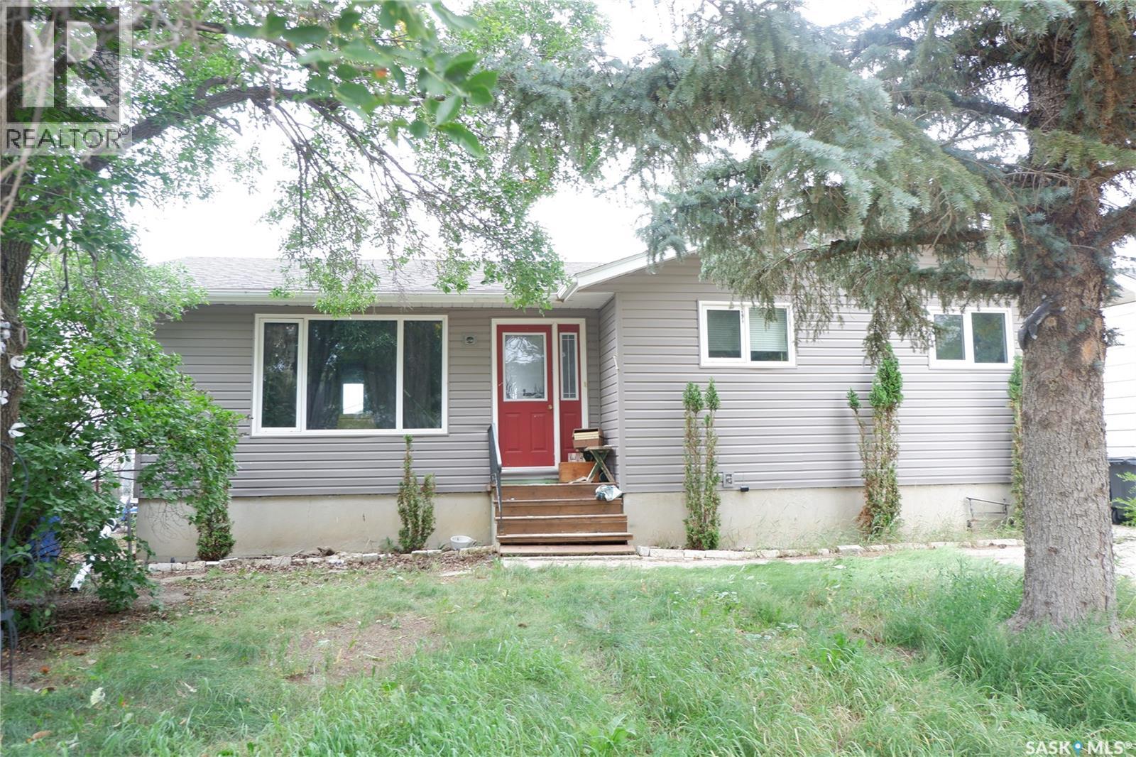512 4th AVENUE W, Assiniboia, Saskatchewan