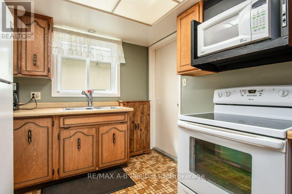 2210 William Shakespeare Street, Perth East (Shakespeare), Ontario  N0B 2P0 - Photo 21 - X12378831