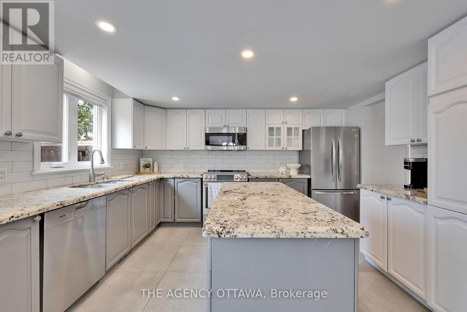 19 Forestglade Crescent, Ottawa, Ontario  K1G 5X3 - Photo 11 - X12378819