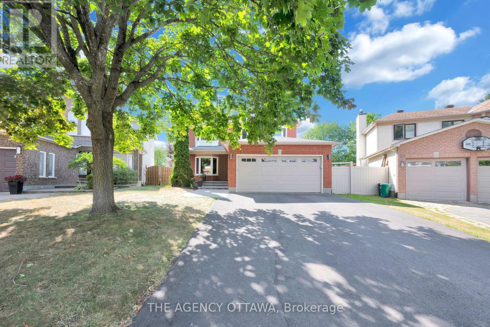 19 Forestglade Crescent, Ottawa, Ontario  K1G 5X3 - Photo 2 - X12378819