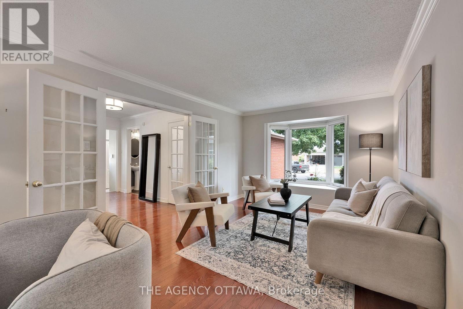 19 Forestglade Crescent, Ottawa, Ontario  K1G 5X3 - Photo 6 - X12378819