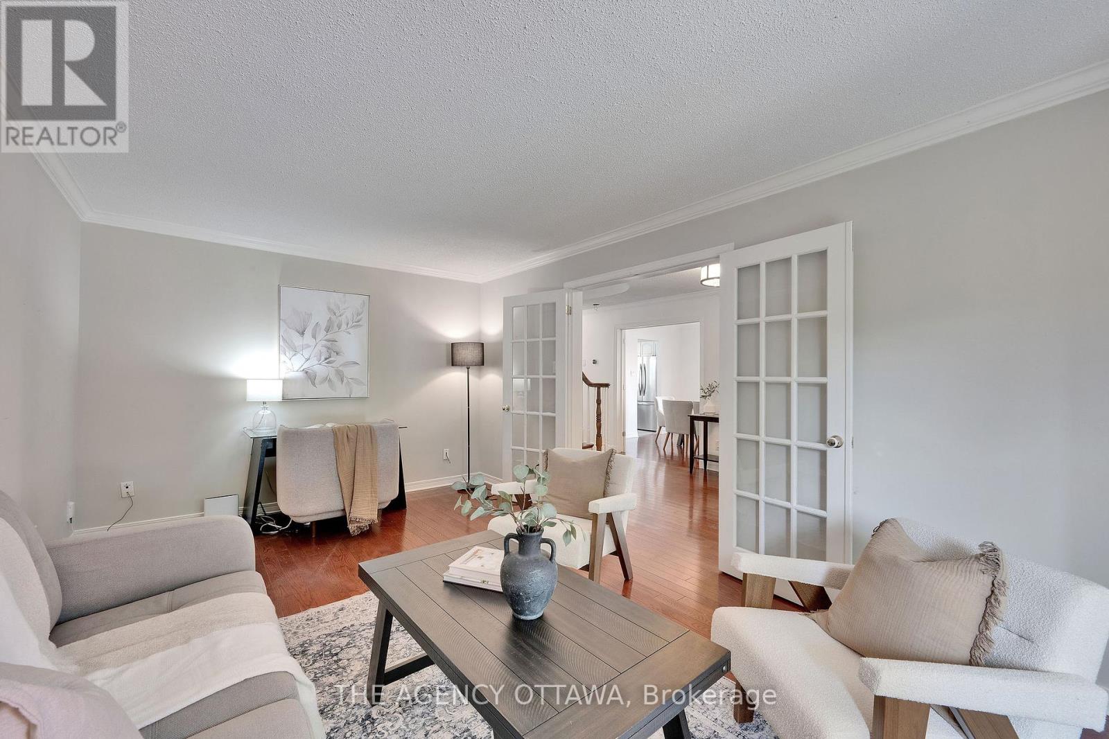 19 Forestglade Crescent, Ottawa, Ontario  K1G 5X3 - Photo 7 - X12378819