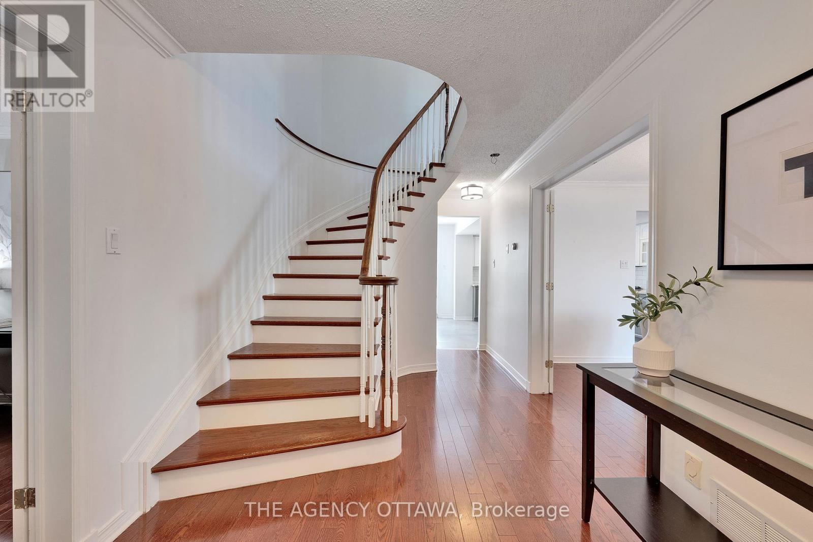 19 Forestglade Crescent, Ottawa, Ontario  K1G 5X3 - Photo 8 - X12378819