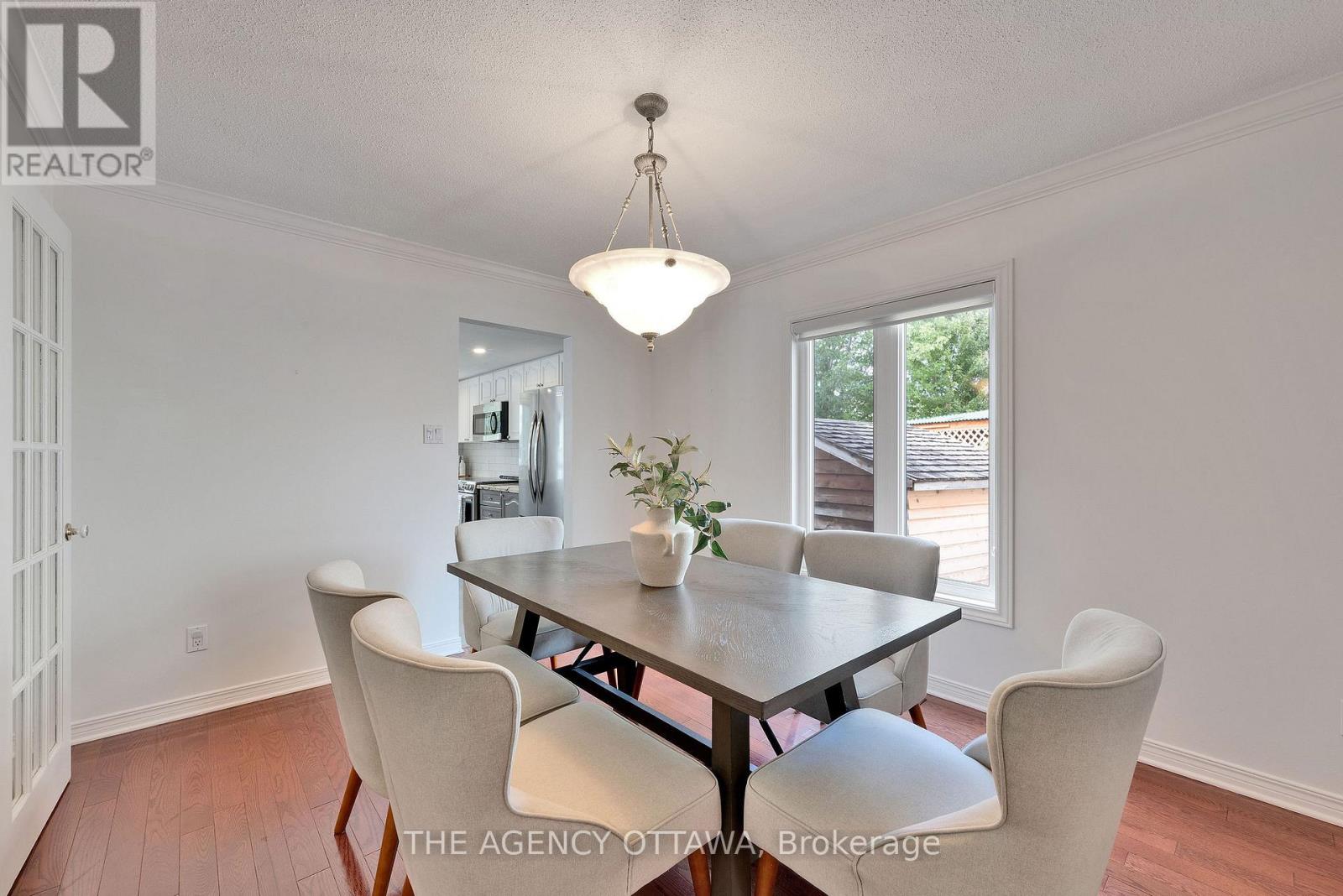 19 Forestglade Crescent, Ottawa, Ontario  K1G 5X3 - Photo 9 - X12378819