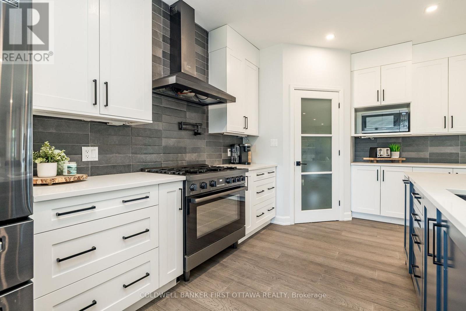 5758 Fernbank Road, Ottawa, Ontario  K2S 1B6 - Photo 11 - X12378845