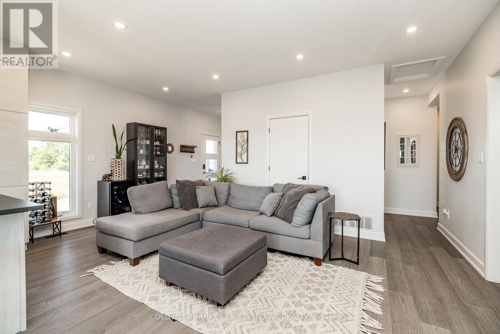 5758 Fernbank Road, Ottawa, Ontario  K2S 1B6 - Photo 40 - X12378845