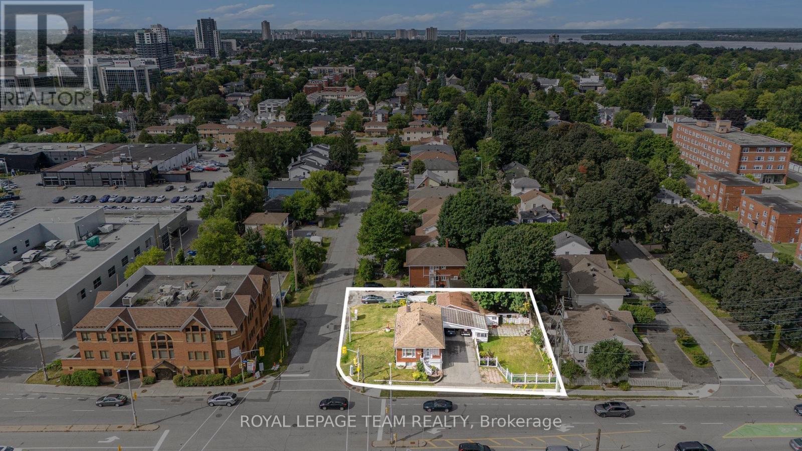 658 Kirkwood Avenue, Ottawa, Ontario  K1Z 5X8 - Photo 4 - X12368386