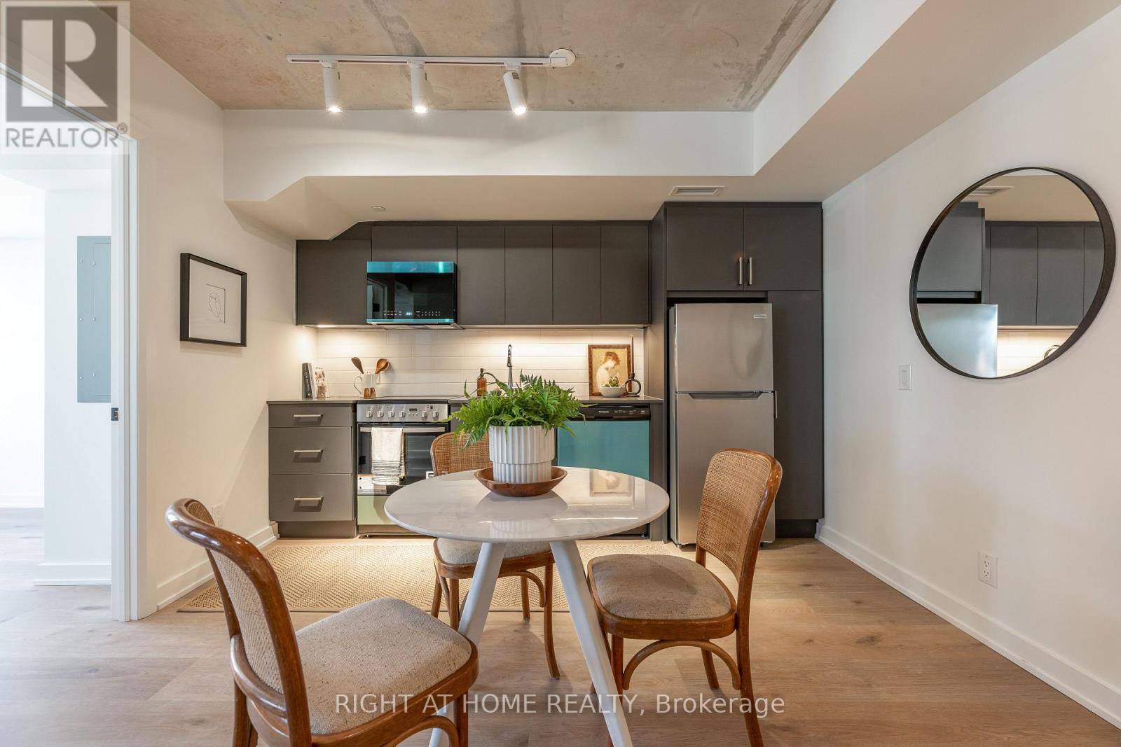 206 - 7 Fairbank Avenue W, Toronto, Ontario  M6E 3Y5 - Photo 4 - W12378727