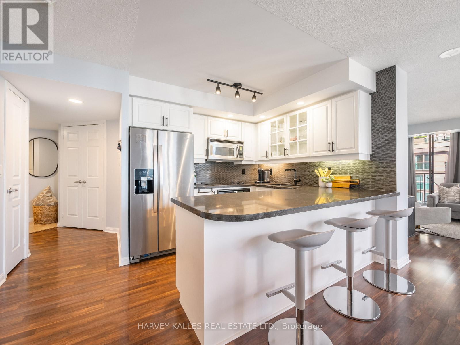 1309 - 140 Simcoe Street, Toronto, Ontario  M5H 4E9 - Photo 2 - C12378858