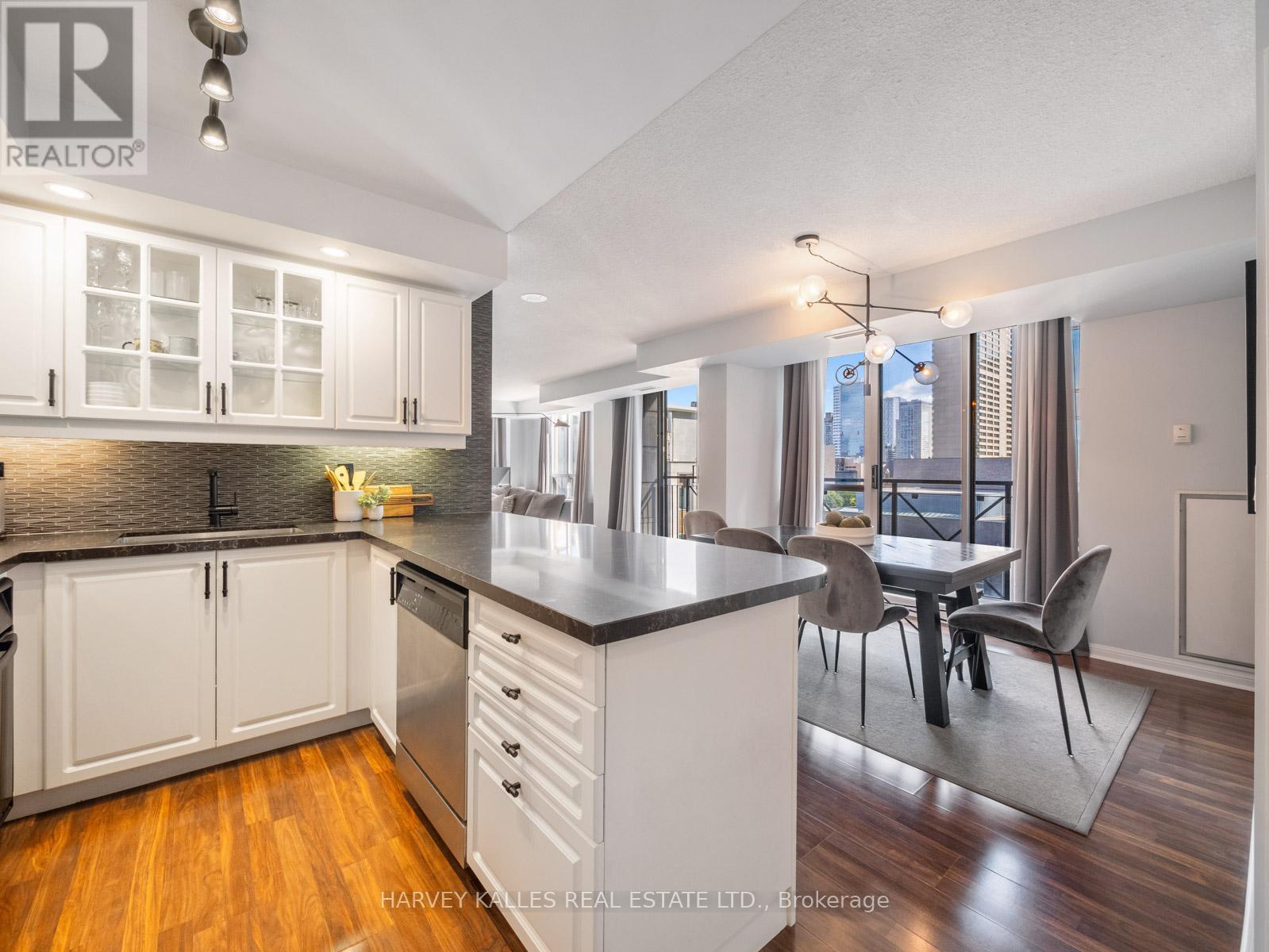 1309 - 140 Simcoe Street, Toronto, Ontario  M5H 4E9 - Photo 4 - C12378858