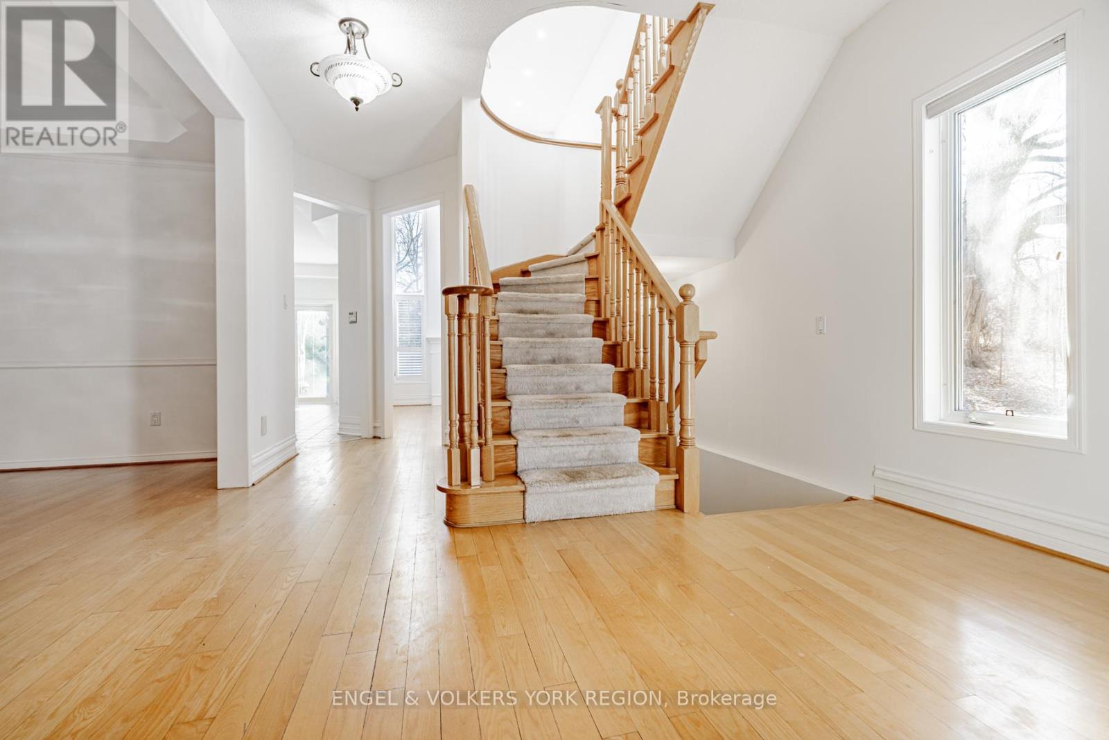 130 Old Colony Road, Richmond Hill (Oak Ridges Lake Wilcox), Ontario  L4E 3V1 - Photo 2 - N12378880