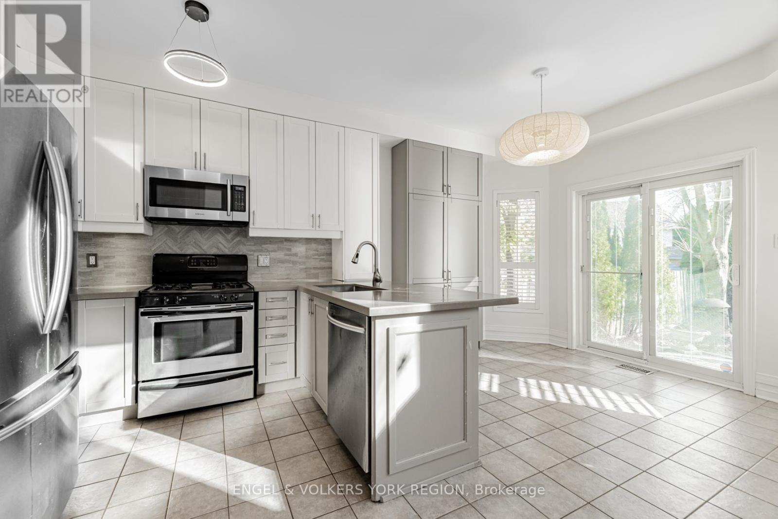 130 Old Colony Road, Richmond Hill (Oak Ridges Lake Wilcox), Ontario  L4E 3V1 - Photo 5 - N12378880