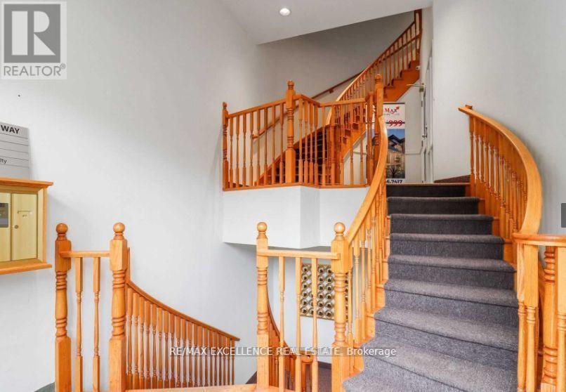 300 - 2896 South Sheridan Way, Oakville, Ontario  L6J 7L4 - Photo 4 - W12378945