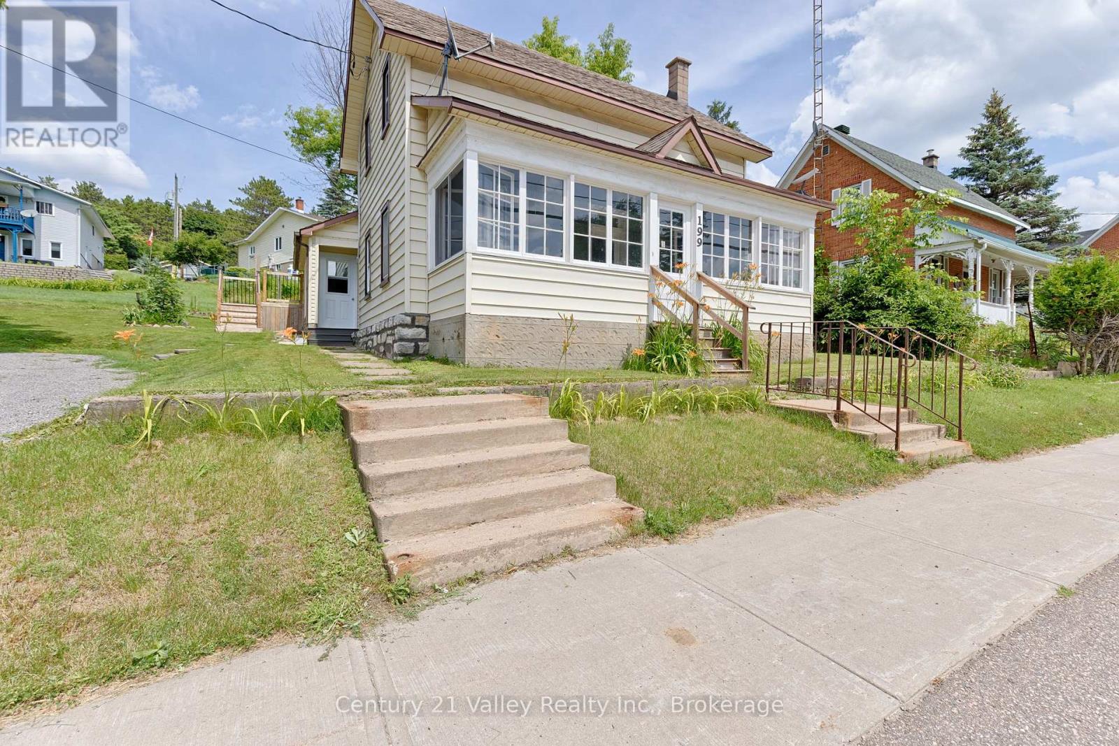 199 Bonnechere Street W, Bonnechere Valley, Ontario  K0J 1T0 - Photo 5 - X12282224