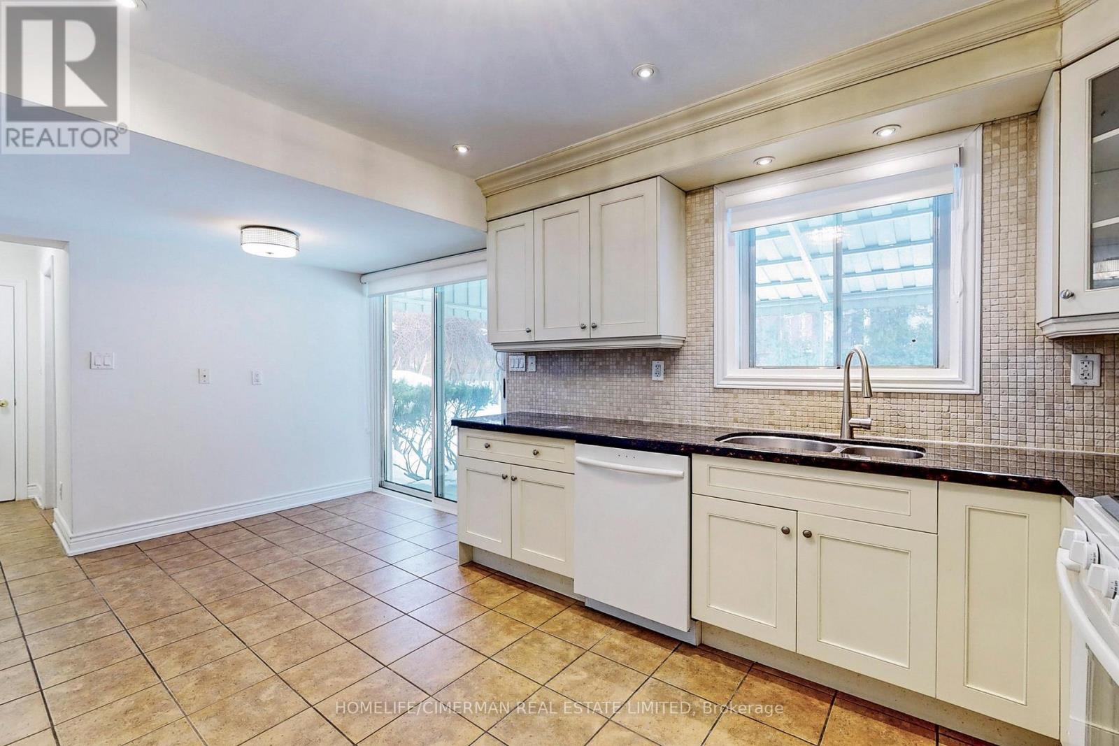 215 Grandview Avenue, Markham, Ontario  L3T 1J3 - Photo 11 - N12366876