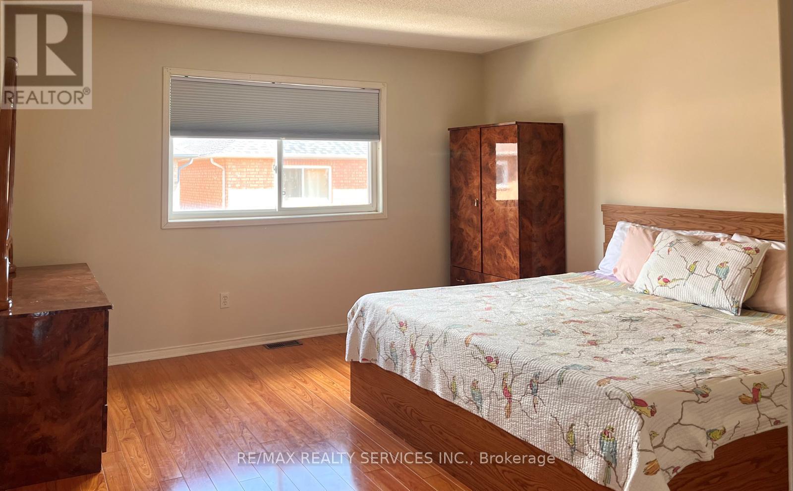 94 Four Seasons Circle, Brampton, Ontario  L7A 2A8 - Photo 5 - W12376031