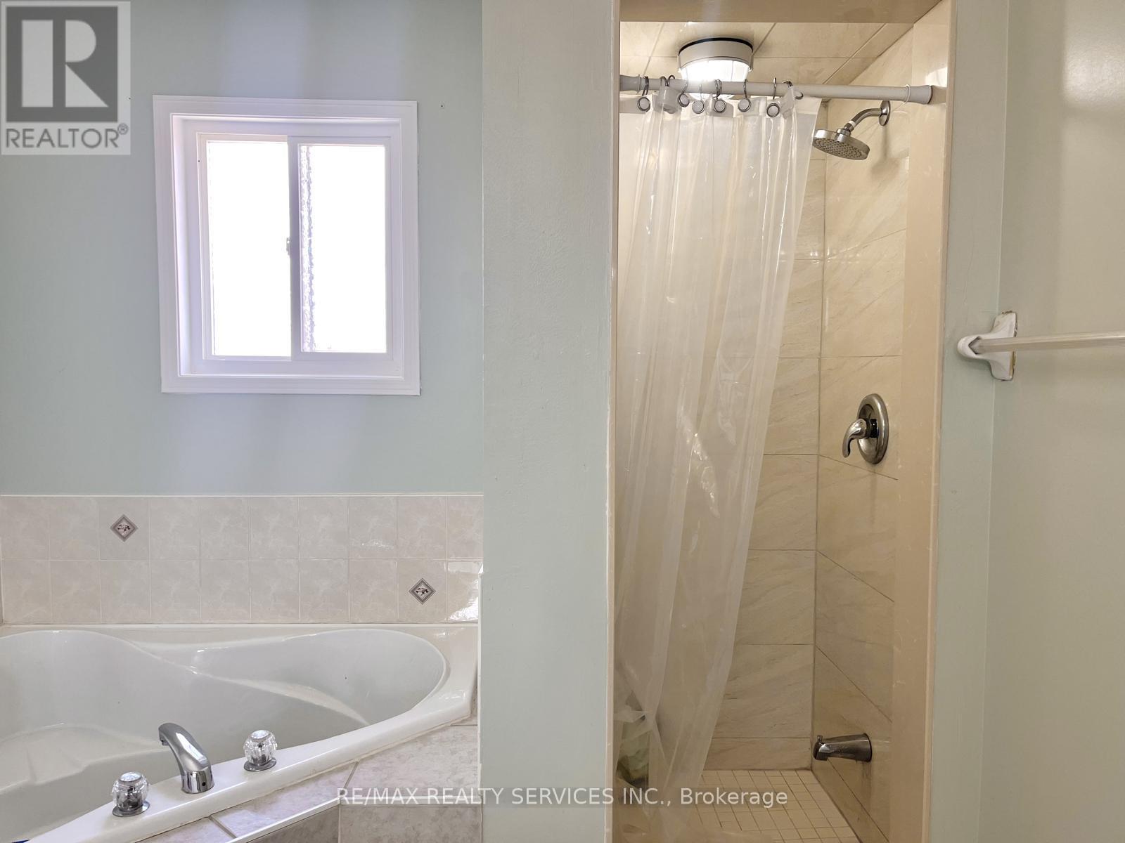 94 Four Seasons Circle, Brampton, Ontario  L7A 2A8 - Photo 9 - W12376031