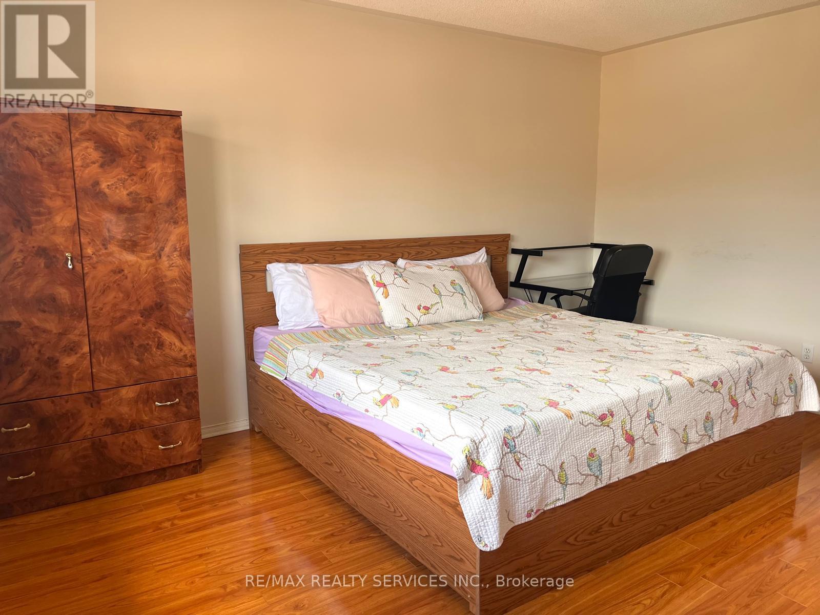 94 Four Seasons Circle, Brampton, Ontario  L7A 2A8 - Photo 10 - W12376031
