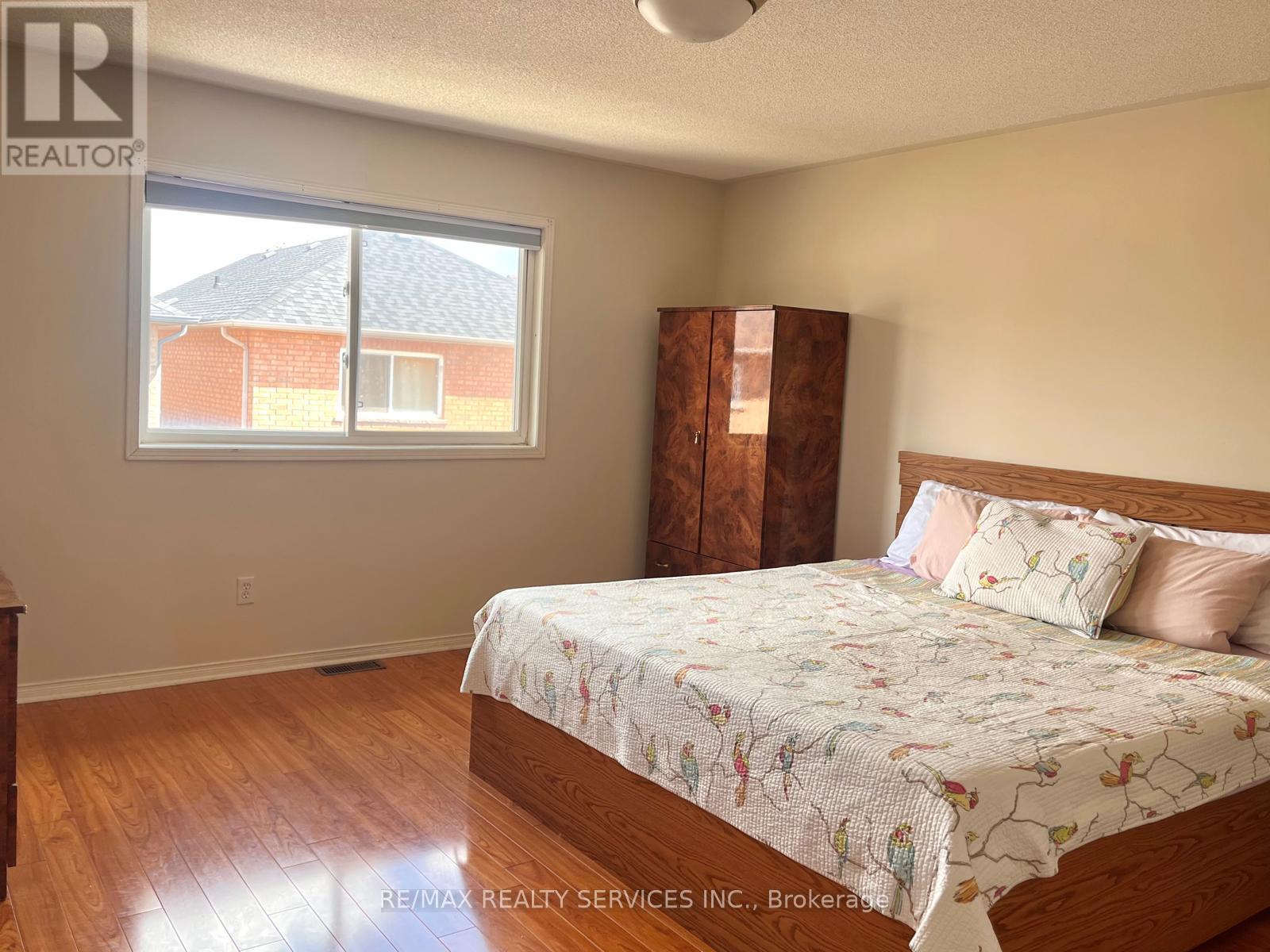94 Four Seasons Circle, Brampton, Ontario  L7A 2A8 - Photo 6 - W12376031