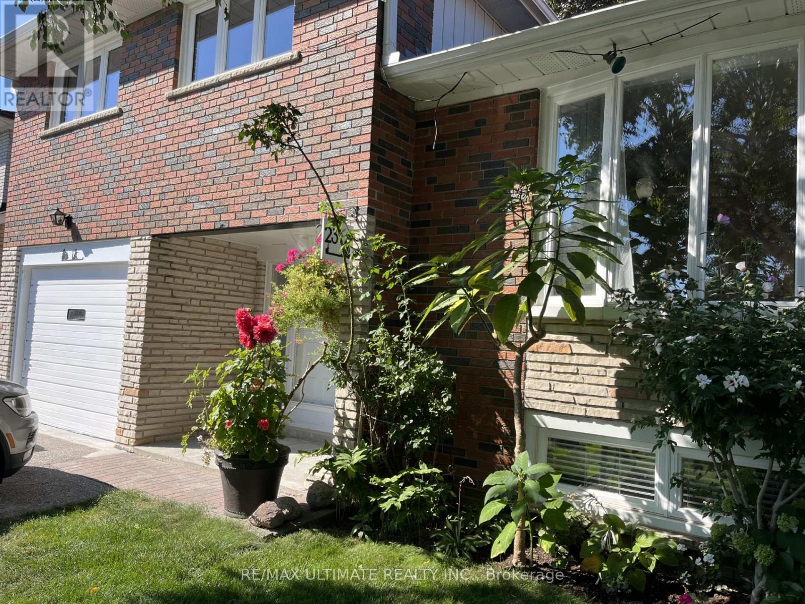 23 Munford Crescent, Toronto, Ontario  M4B 1B9 - Photo 2 - E12379021