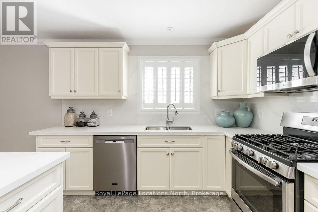 124 New York Avenue, Wasaga Beach, Ontario  L9Z 3A8 - Photo 9 - S12379123