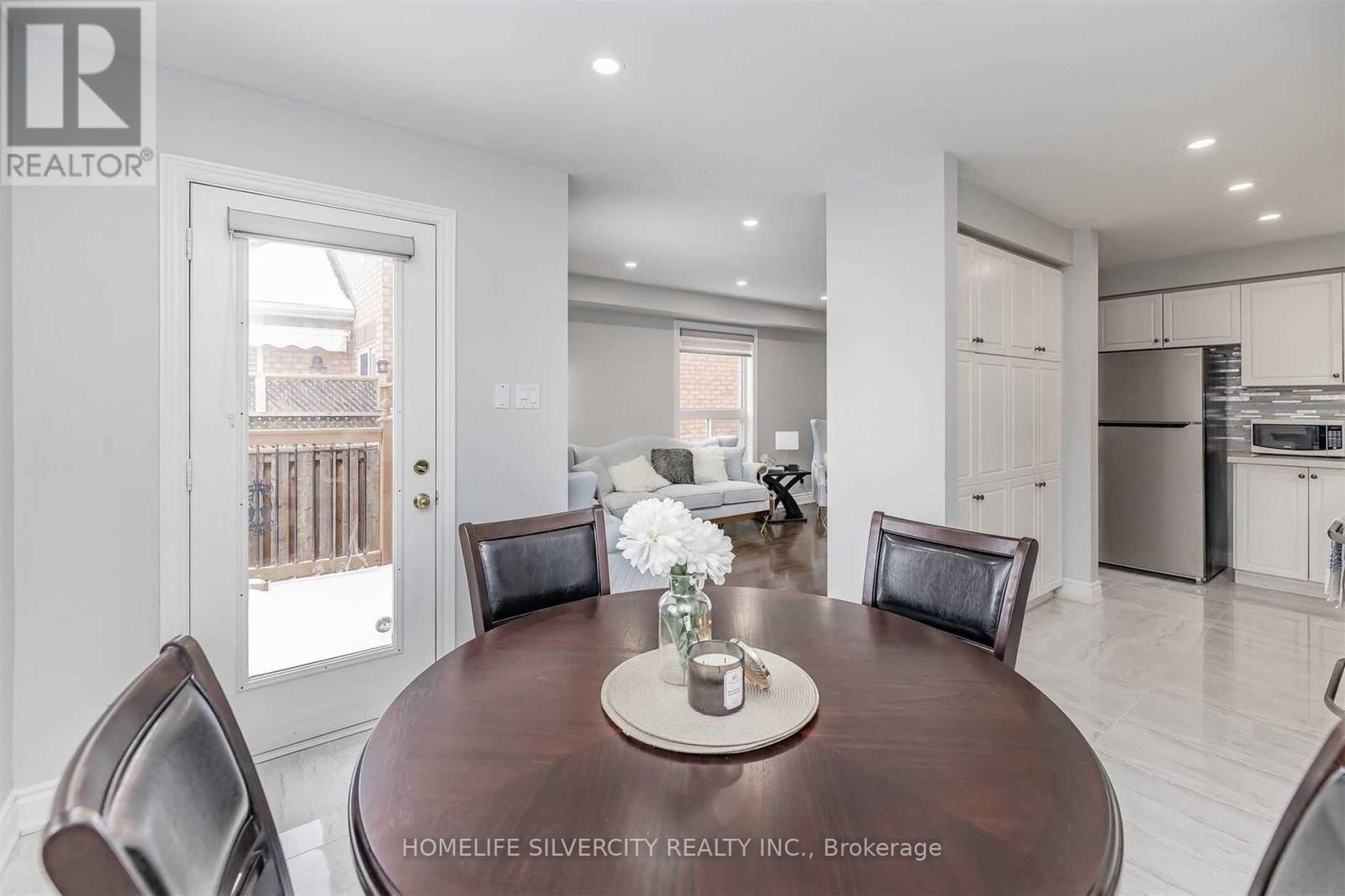 39 Summerdale Crescent, Brampton, Ontario  L6X 4V9 - Photo 11 - W12379001