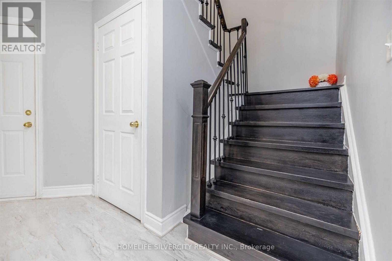 39 Summerdale Crescent, Brampton, Ontario  L6X 4V9 - Photo 18 - W12379001