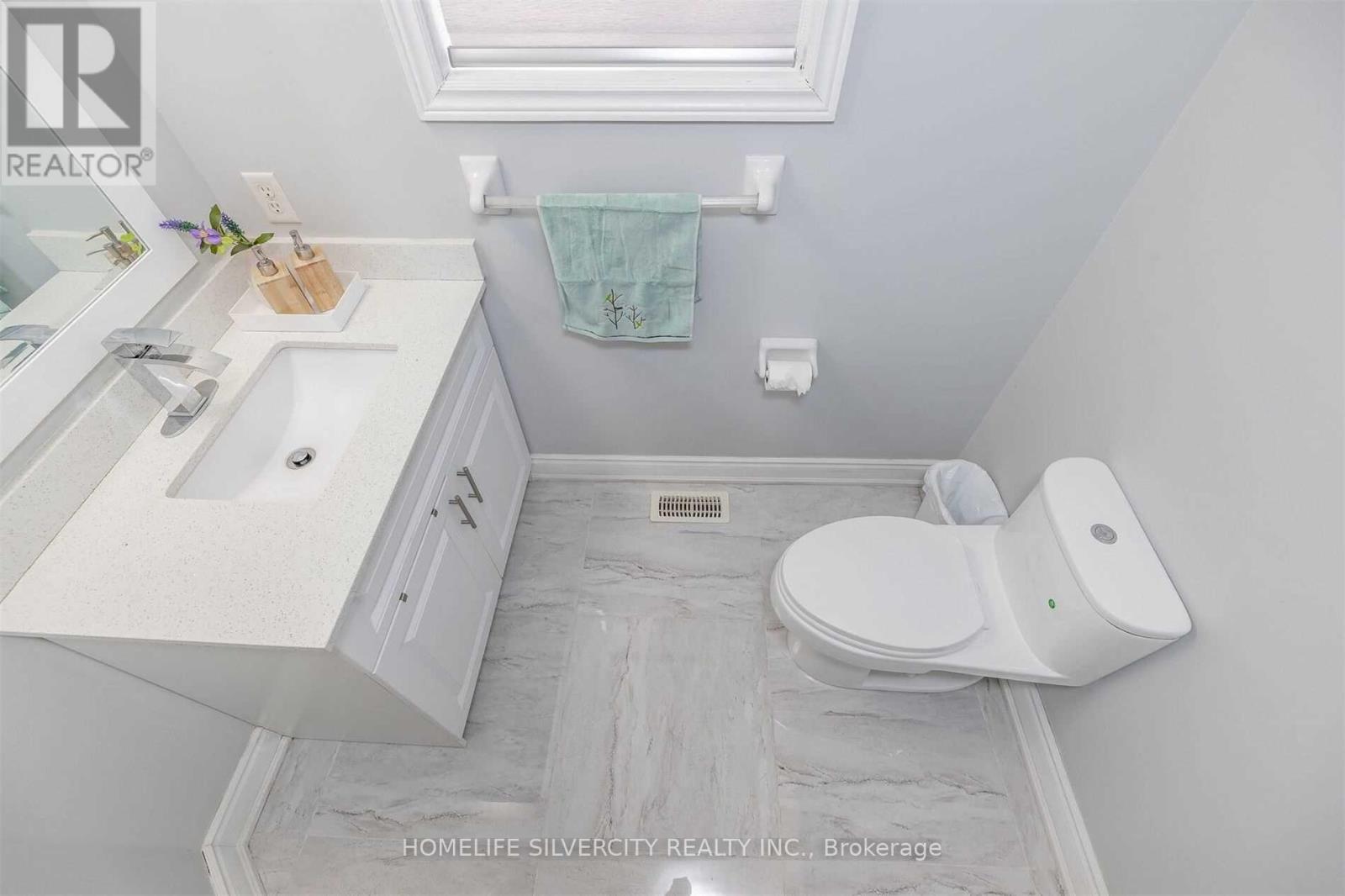 39 Summerdale Crescent, Brampton, Ontario  L6X 4V9 - Photo 6 - W12379001