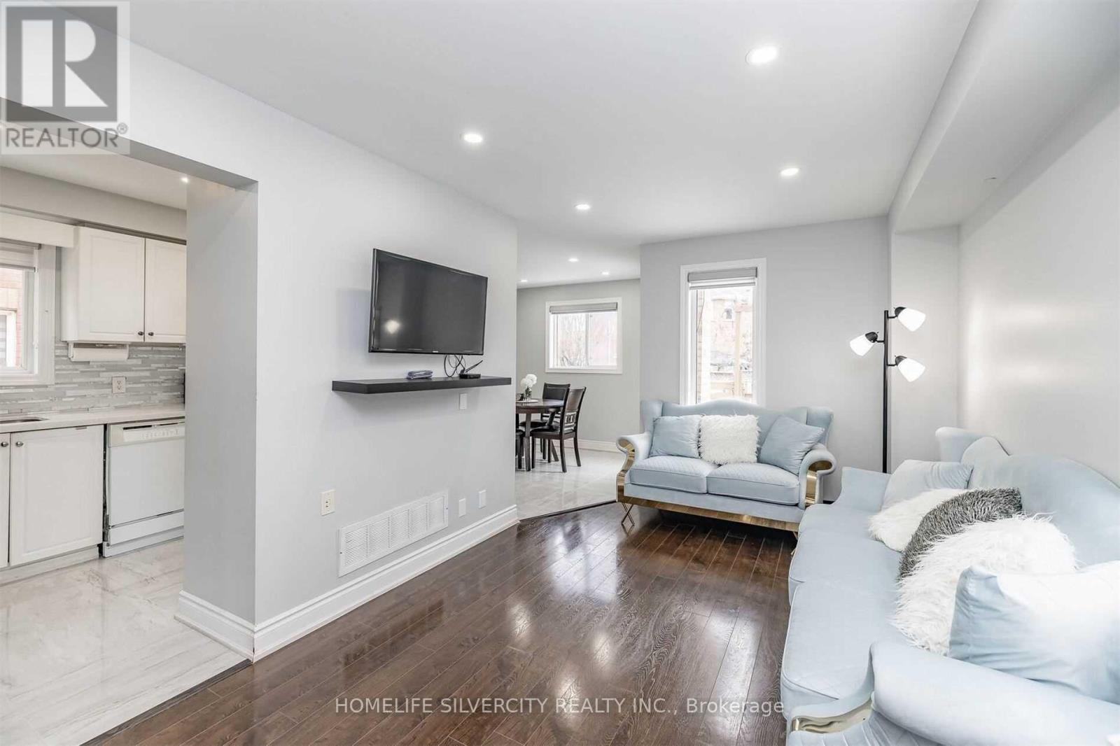 39 Summerdale Crescent, Brampton, Ontario  L6X 4V9 - Photo 8 - W12379001